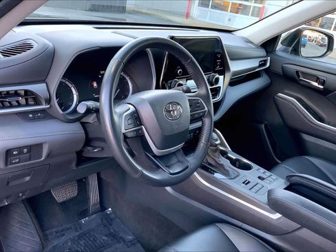 Used 2024 Toyota Highlander XLE image 17