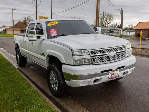 Used 2005 Chevrolet Silverado 2500 LS w/ Heavy-Duty Power Package AWD/4WD image 3
