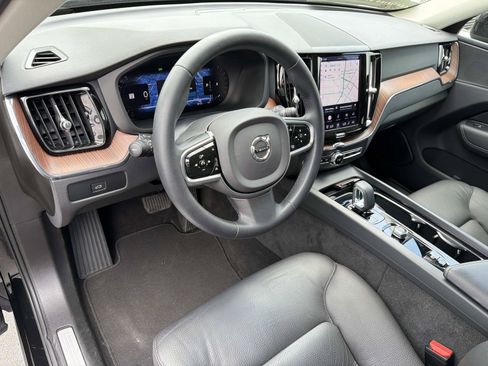Certified 2023 Volvo XC60 B5 Plus AWD/4WD image 9