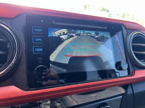 Used 2017 Toyota Tacoma TRD Off-Road w/ Tow Package (A/T) AWD/4WD image 18