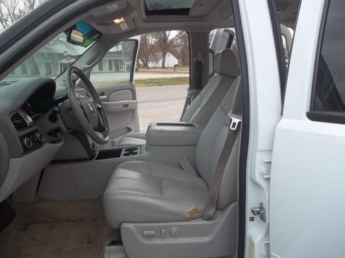 Used 2007 Chevrolet Suburban LTZ w/ LTZ Preferred Equipment Group AWD/4WD image 7