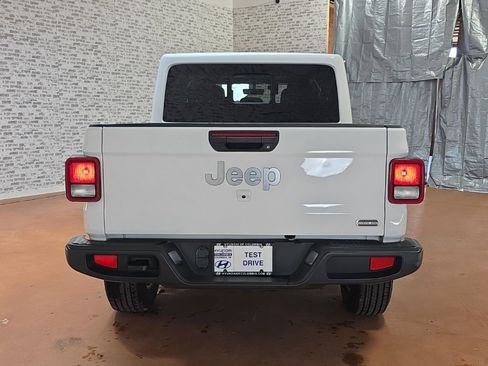 Used 2023 Jeep Gladiator Overland image 7