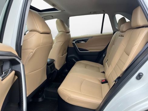 Used 2021 Toyota RAV4 XLE Premium image 15