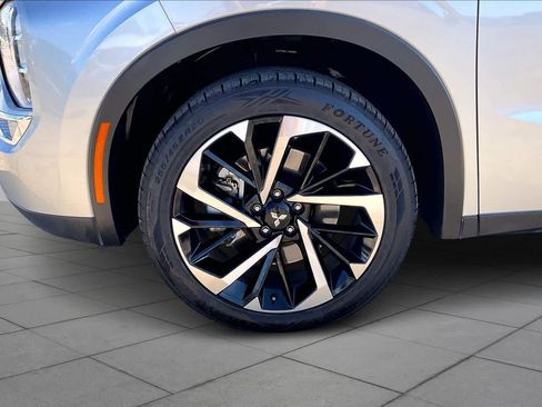 Used 2024 Mitsubishi Outlander SE image 11