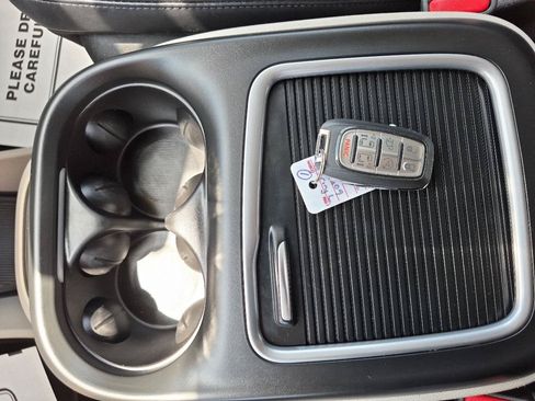 Used 2023 Chrysler Pacifica Touring-L FWD image 24
