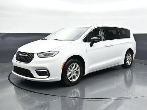 Used 2024 Chrysler Pacifica Touring-L FWD image 5