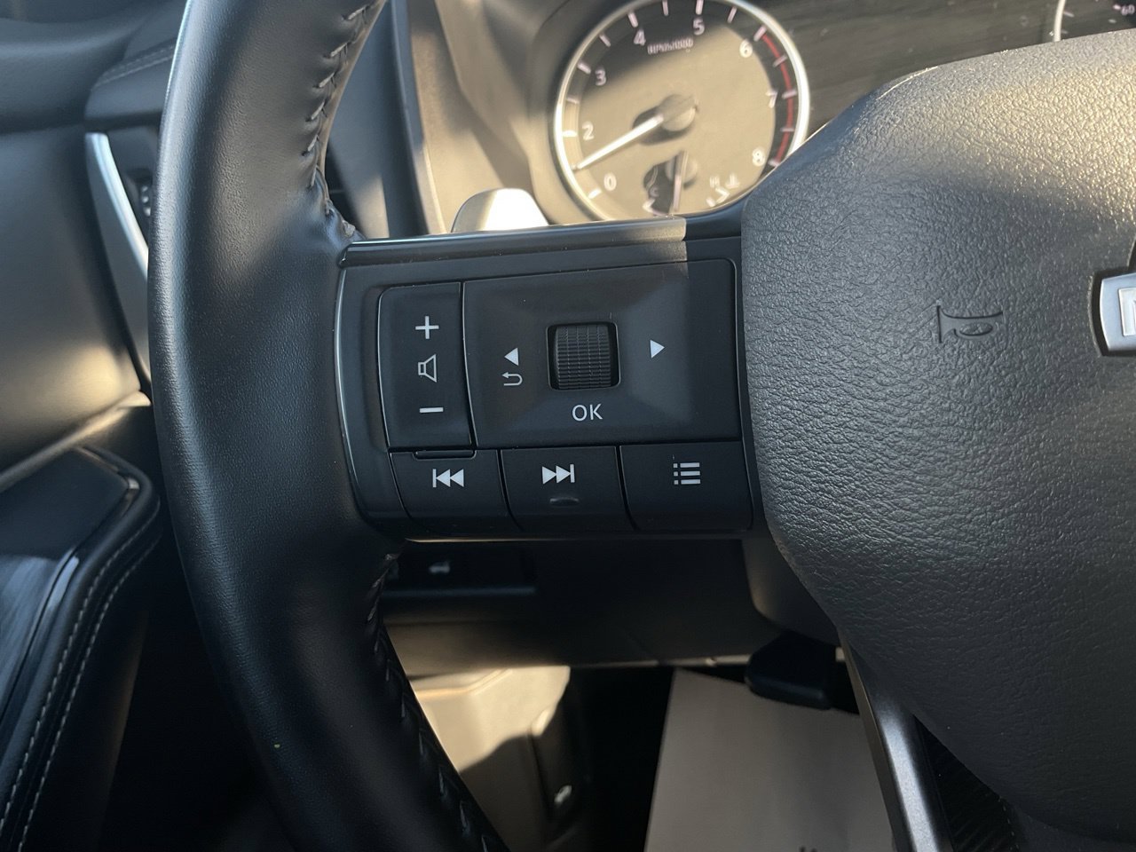 Used 2025 Nissan Rogue SV FWD image 34
