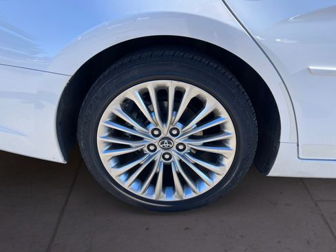 Used 2020 Toyota Avalon Limited image 17