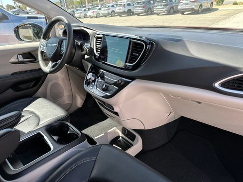 Used 2024 Chrysler Pacifica Touring-L FWD image 45