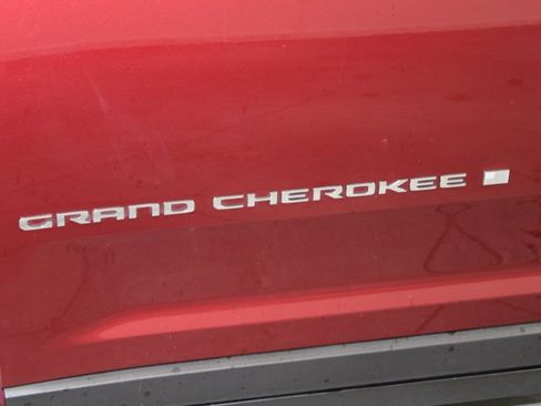 Used 2023 Jeep Grand Cherokee L Laredo image 18