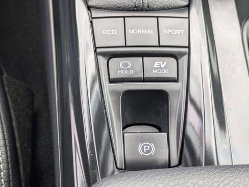 Used 2025 Toyota Camry SE image 16