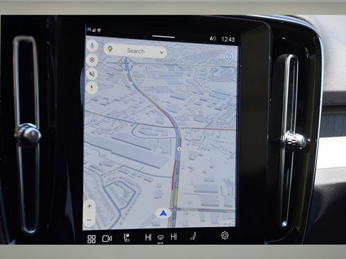 Certified 2025 Volvo XC40 B5 Plus w/ Protection Package Premier image 17