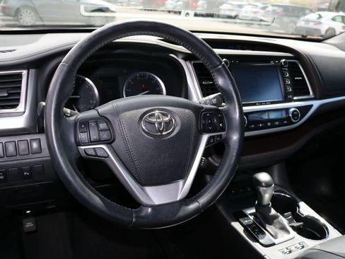 Used 2017 Toyota Highlander Limited AWD/4WD image 29