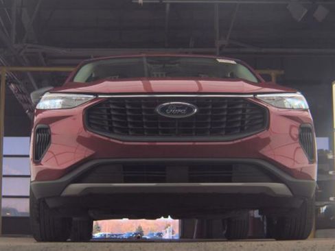 Used 2023 Ford Escape Active AWD/4WD image 3