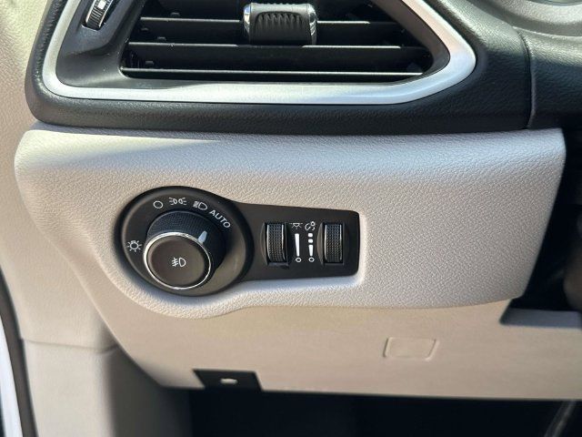 Used 2023 Chrysler Pacifica Touring-L FWD image 27