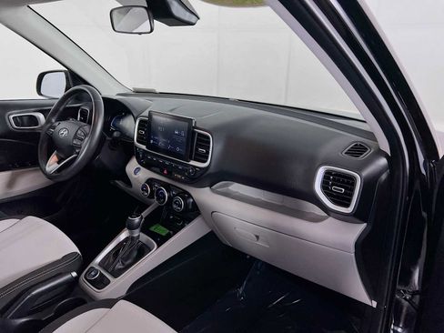 Certified 2025 Hyundai Venue SEL image 28