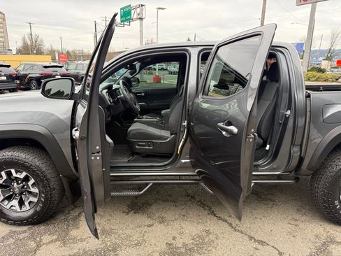 Certified 2022 Toyota Tacoma TRD Off-Road image 17