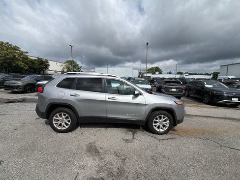 Used 2017 Jeep Cherokee Latitude w/ Cold Weather Group AWD/4WD image 7