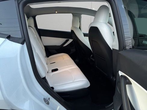 Used 2022 Tesla Model Y Long Range image 12