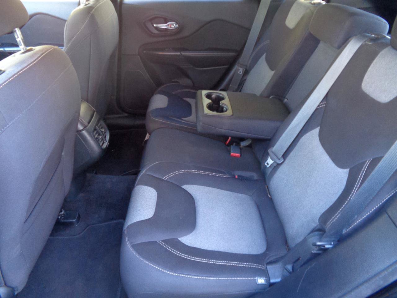 Used 2015 Jeep Cherokee Sport FWD image 24