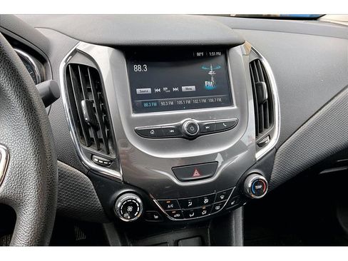 Used 2018 Chevrolet Cruze LT w/ Convenience Package FWD image 9
