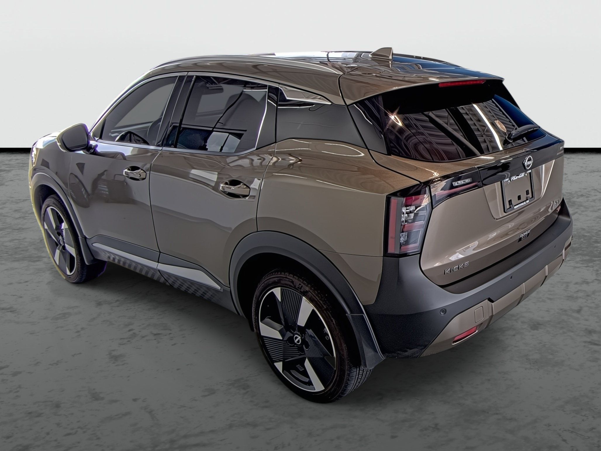 Used 2025 Nissan Kicks SR w/ SR Premium Package FWD image 2