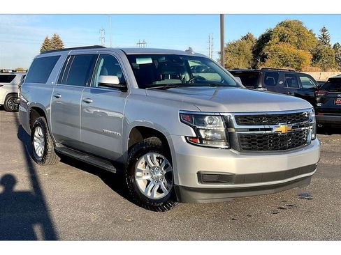 Used 2018 Chevrolet Suburban LT image 2