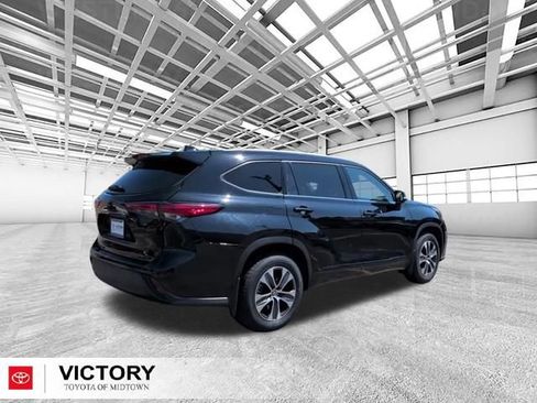 Used 2022 Toyota Highlander XLE AWD/4WD image 3