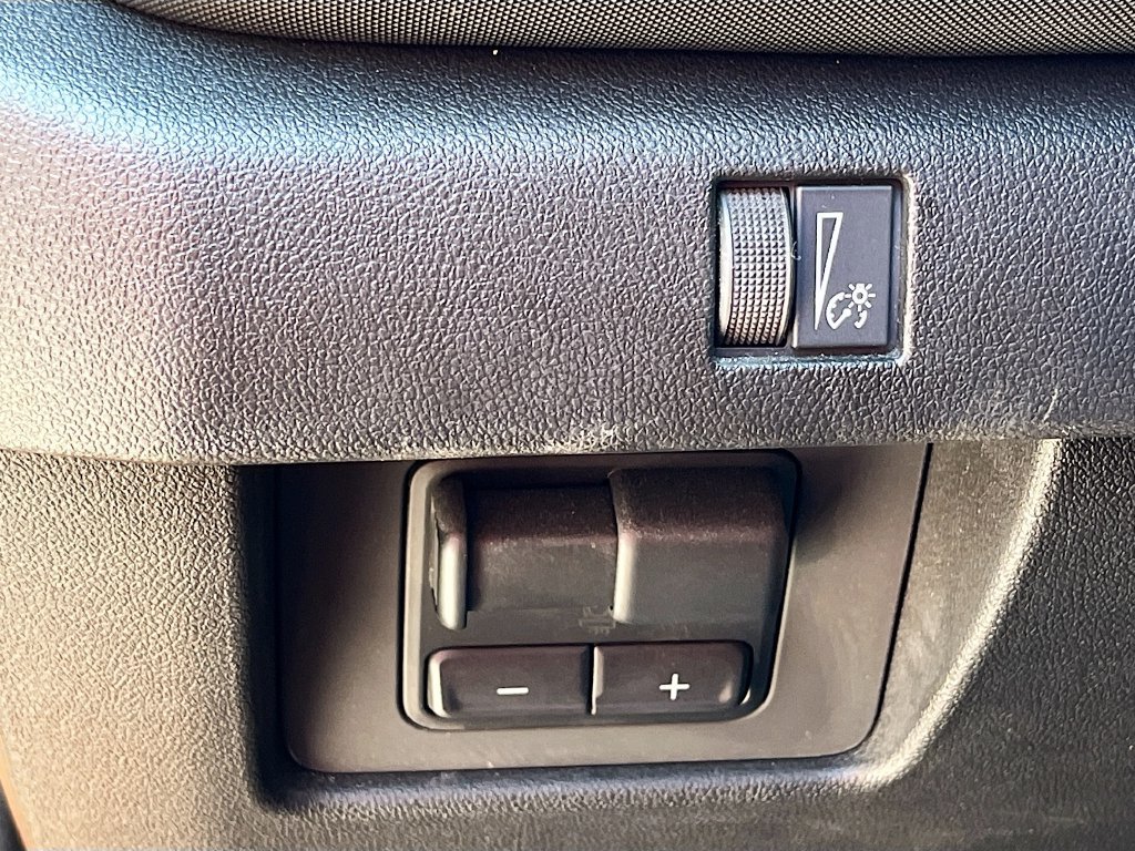 Used 2025 Chevrolet Colorado Z71 w/ Technology Package AWD/4WD image 10