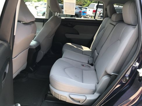 Used 2023 Toyota Highlander LE FWD image 23