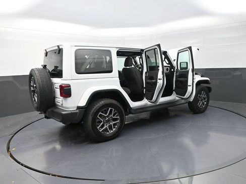 Used 2024 Jeep Wrangler Unlimited Sahara AWD/4WD image 35