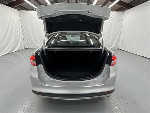 Used 2017 Ford Fusion SE w/ Fusion SE Technology Package image 24