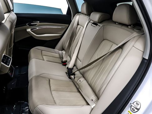 Used 2024 Audi Q8 e-tron Premium Plus w/ Premium Plus Package image 9