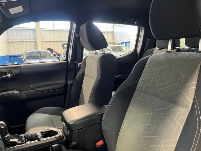 Used 2022 Toyota Tacoma TRD Off-Road w/ Technology Package AWD/4WD image 24