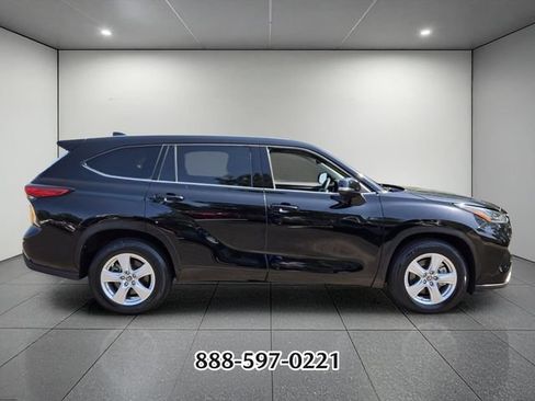 Used 2021 Toyota Highlander LE FWD image 6
