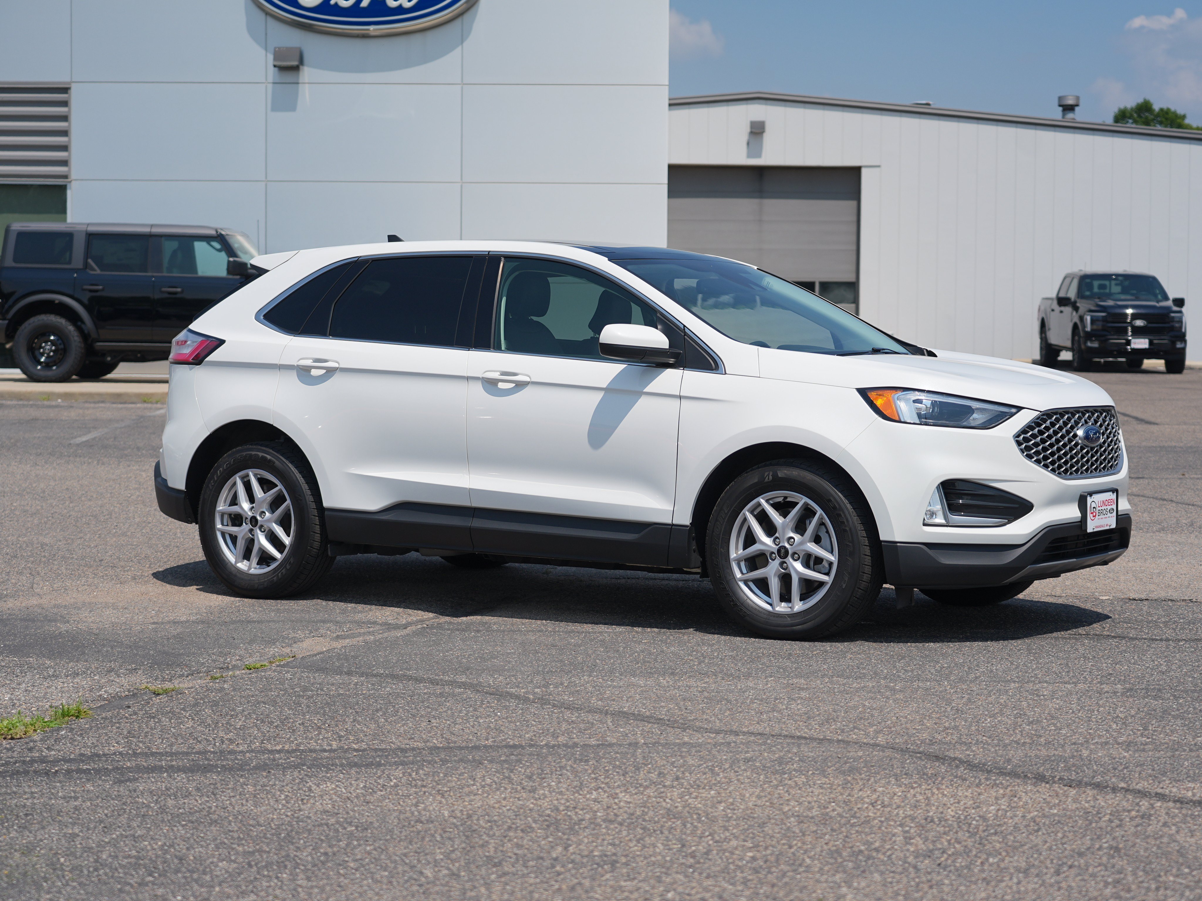 Used 2023 Ford Edge SEL w/ Convenience Package AWD/4WD image 2