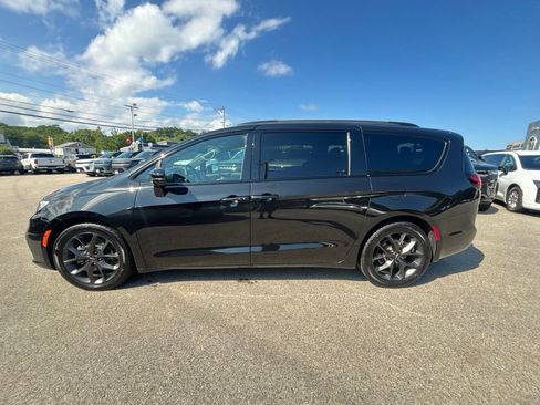 Certified 2022 Chrysler Pacifica Limited w/ S Appearance Package FWD image 2