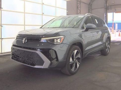 Used 2025 Volkswagen Taos SE AWD/4WD image 1