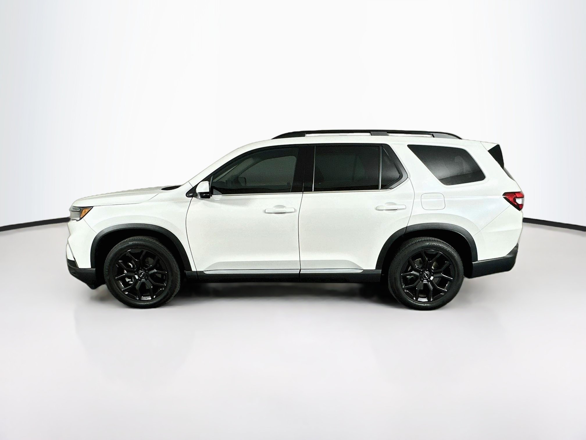 Used 2025 Honda Pilot Touring image 4