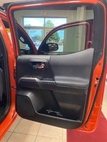Used 2018 Toyota Tacoma TRD Sport AWD/4WD image 16