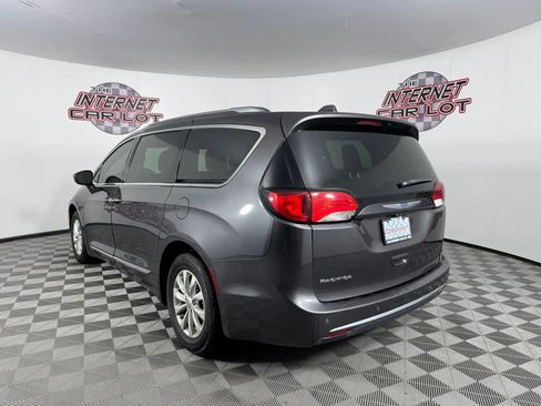Used 2019 Chrysler Pacifica Touring-L FWD image 4