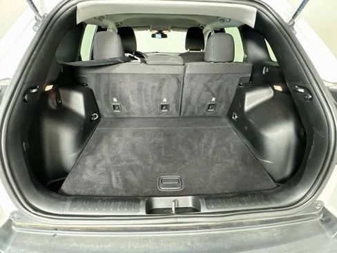 Used 2019 Jeep Cherokee Latitude w/ Popular Appearance Group FWD image 28