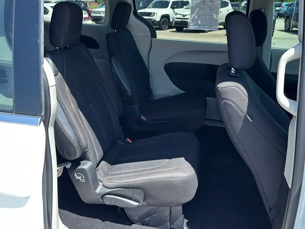 Used 2017 Chrysler Pacifica LX FWD image 22