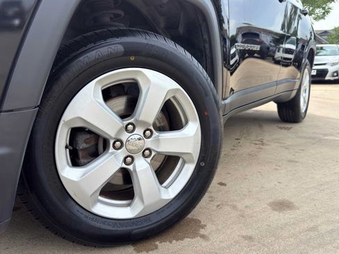 Used 2019 Jeep Compass Latitude AWD/4WD image 3