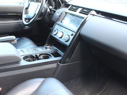 Used 2019 Land Rover Discovery SE image 24