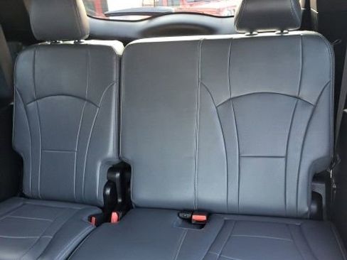 Used 2023 Buick Enclave Essence image 18