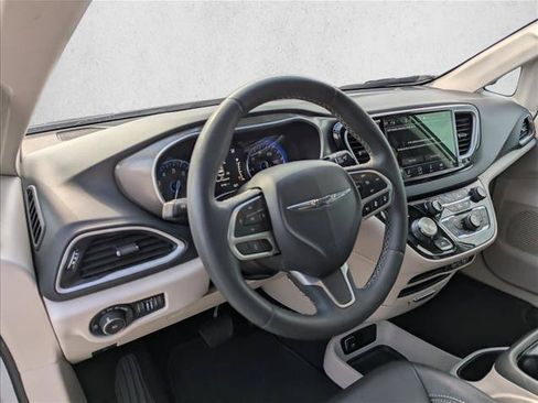 Used 2024 Chrysler Pacifica Touring-L FWD image 11