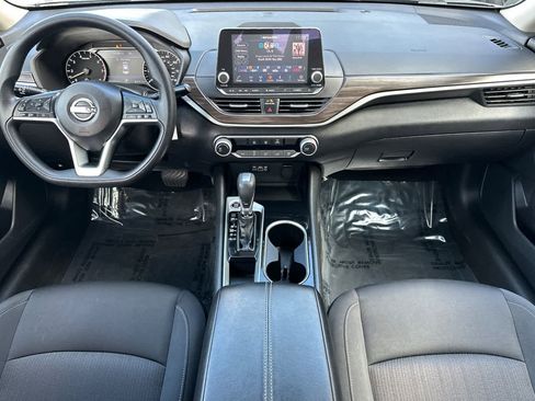 Used 2024 Nissan Altima 2.5 SV image 3