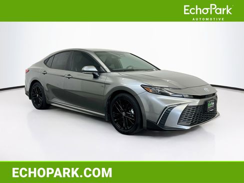 Used 2025 Toyota Camry SE FWD image 1