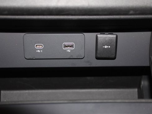 Certified 2024 Land Rover Defender 130 V8 image 31